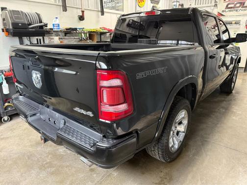 Diamond Black Crystal Pearlcoat 2021 RAM 1500 Laramie