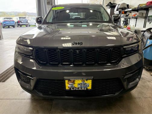 Baltic Gray Metallic Clearcoat 2023 Jeep Grand Cherokee Limited
