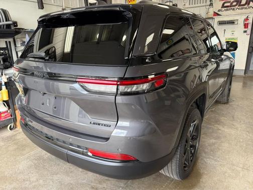Baltic Gray Metallic Clearcoat 2023 Jeep Grand Cherokee Limited