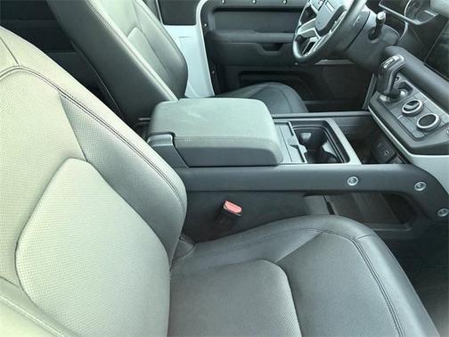 2023 Land Rover Defender SE