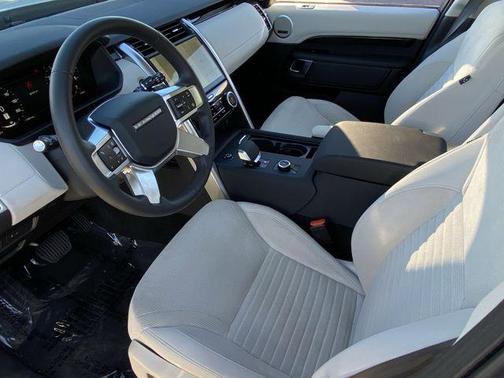 2025 Land Rover Discovery P300 S