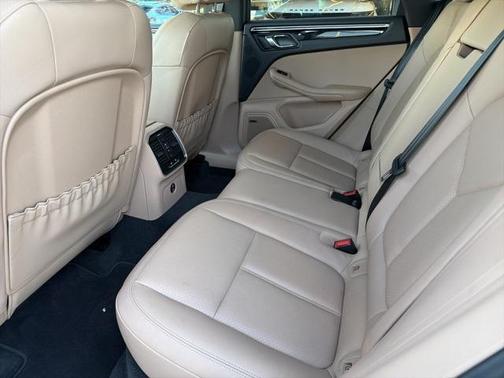 2023 Porsche Macan Base