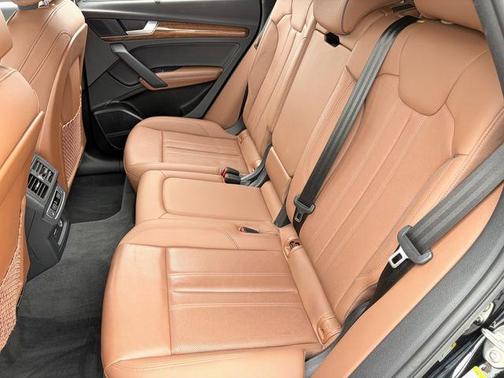 Mythos Black Metallic 2022 Audi Q5 45 S line Prestige