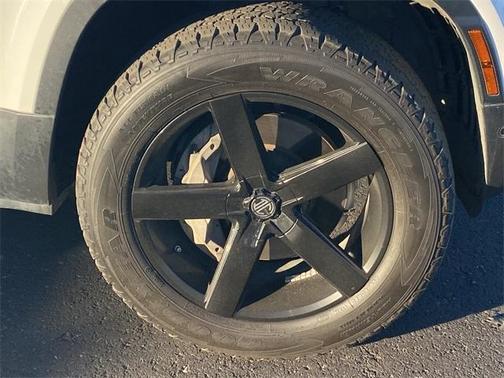 2020 Land Rover Defender 110 SE