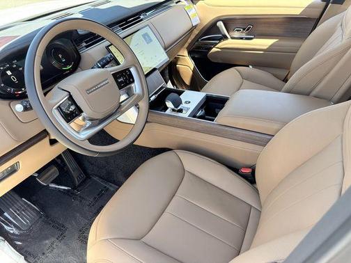 Fuji White 2026 Land Rover Range Rover P550e SE