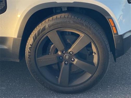 2024 Land Rover Defender P500 SE