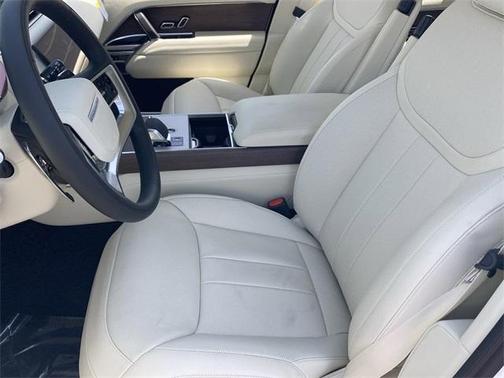 2025 Land Rover Range Rover P550e SE