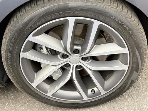 2025 Land Rover Range Rover P550e SE