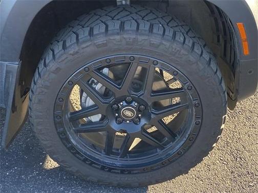 2023 Land Rover Defender SE