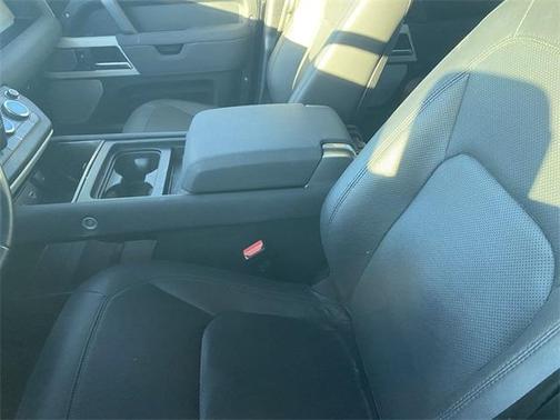 2023 Land Rover Defender SE