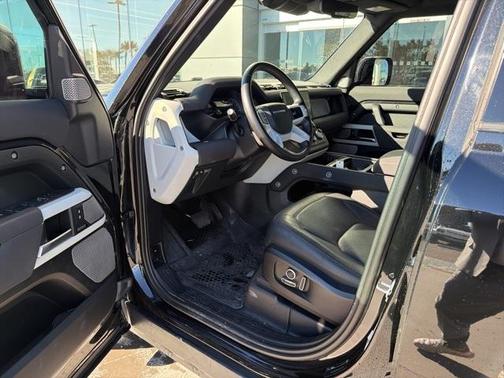 2023 Land Rover Defender SE