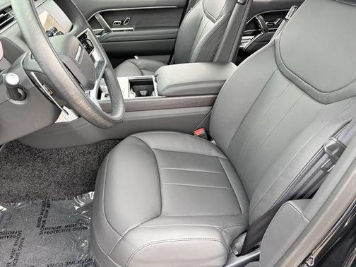 Santorini Black 2026 Land Rover Range Rover P550e SE