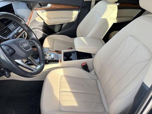 Daytona Gray Pearl Effect 2023 Audi Q5 45 S line quattro Premium