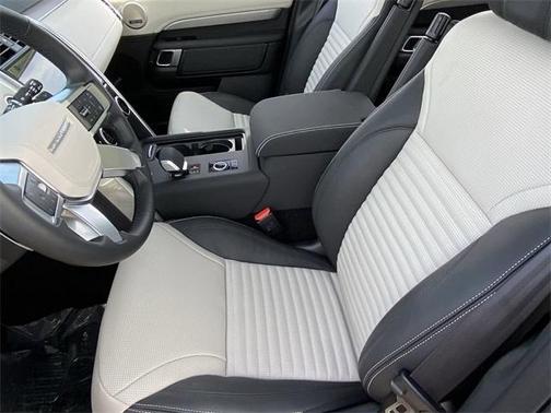 2025 Land Rover Discovery P300 Dynamic SE