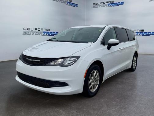 2022 Chrysler Voyager LX