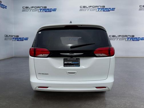2022 Chrysler Voyager LX