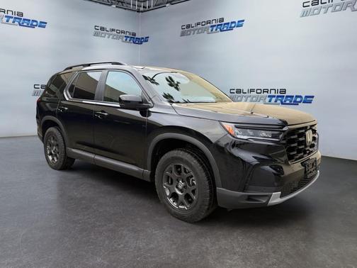 Crystal Black Pearl 2025 Honda Pilot TrailSport