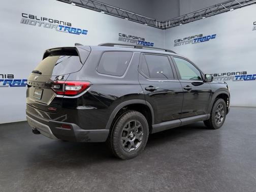 Crystal Black Pearl 2025 Honda Pilot TrailSport