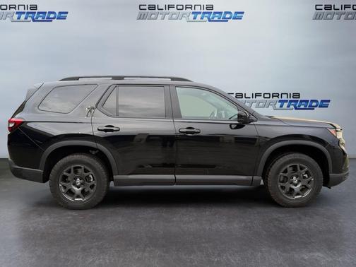 Crystal Black Pearl 2025 Honda Pilot TrailSport