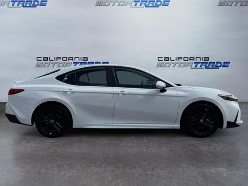 Ice Cap 2025 Toyota Camry SE