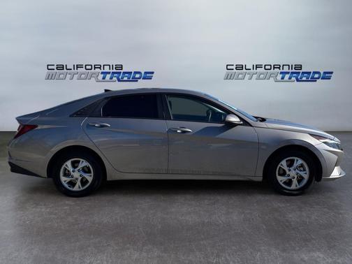 2022 Hyundai ELANTRA SE