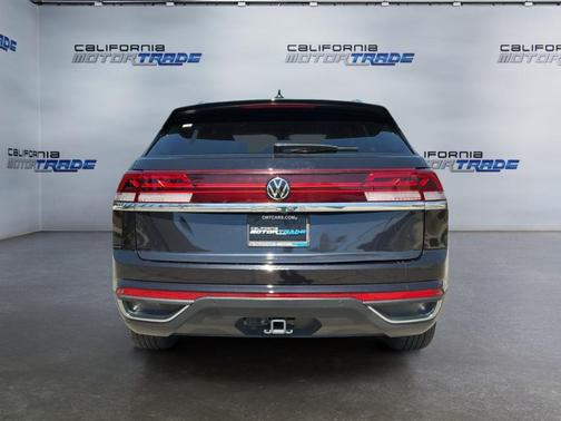 Deep Black Pearl 2024 Volkswagen Atlas Cross Sport 2.0T SE w/Technology