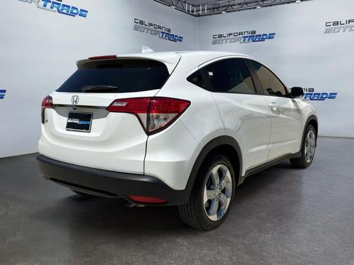 Platinum White Pearl 2022 Honda HR-V LX