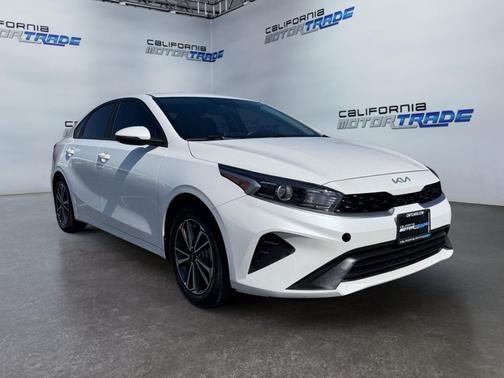 Snow White Pearl 2023 Kia Forte LXS