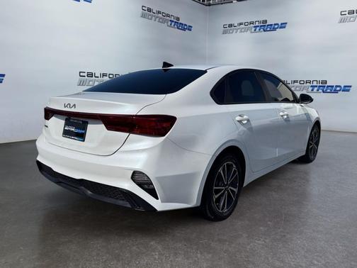 Snow White Pearl 2023 Kia Forte LXS