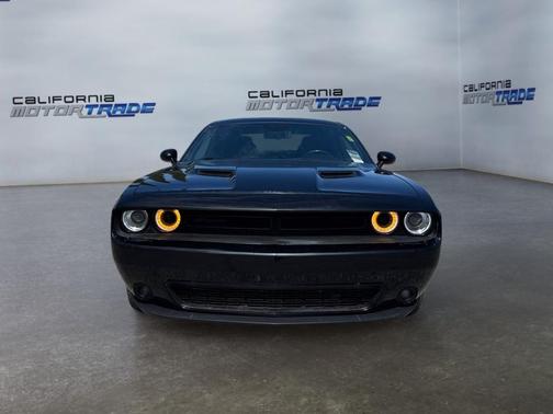 Pitch Black Clearcoat 2019 Dodge Challenger SXT