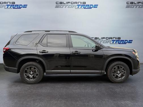 Crystal Black Pearl 2025 Honda Pilot TrailSport