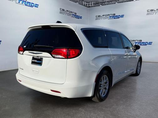 2021 Chrysler Voyager LX