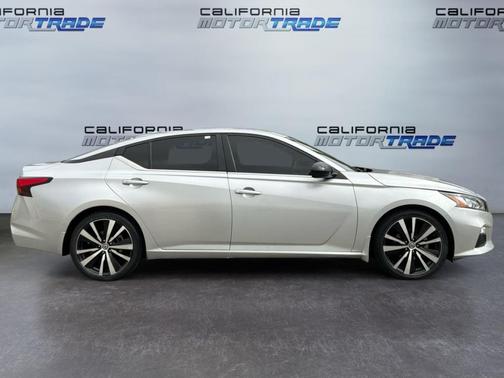 Brilliant Silver Metallic 2022 Nissan Altima SR FWD