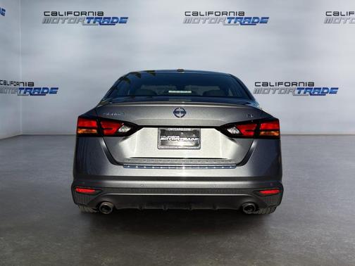 2022 Nissan Altima SR FWD