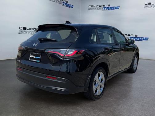 Crystal Black Pearl 2025 Honda HR-V LX