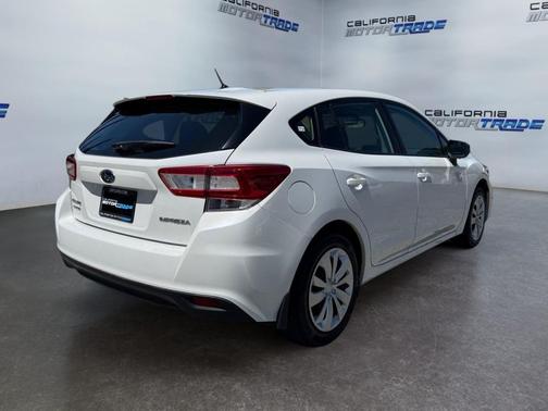 Crystal White Pearl 2019 Subaru Impreza 2.0i