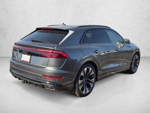 Daytona Gray Pearl Effect 2026 Audi Q8 55 Premium Plus