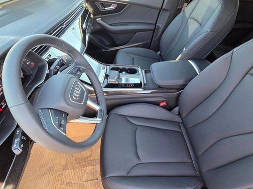 Daytona Gray Pearl Effect 2026 Audi Q8 55 Premium Plus
