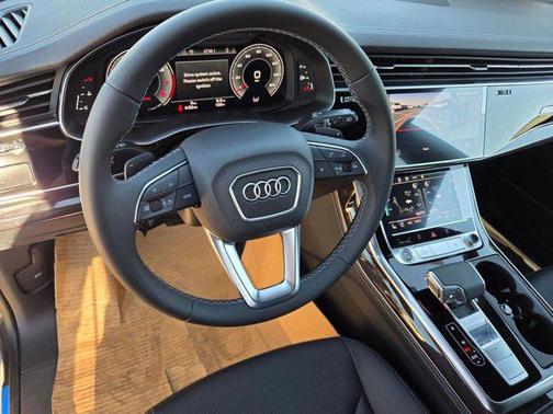 Daytona Gray Pearl Effect 2026 Audi Q8 55 Premium Plus