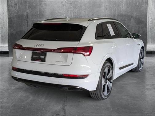 2022 Audi e-tron Premium Plus
