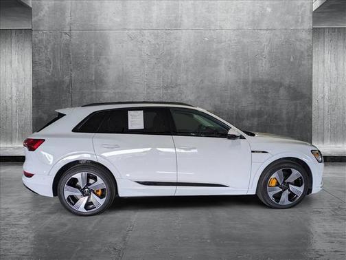 2022 Audi e-tron Premium Plus