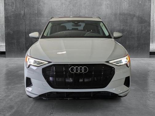 2022 Audi e-tron Premium Plus