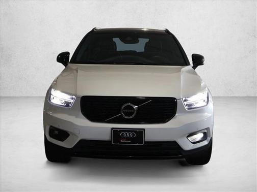 Crystal White Metallic 2021 Volvo XC40 T5 R-Design