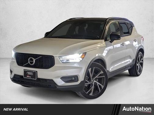 Crystal White Metallic 2021 Volvo XC40 T5 R-Design
