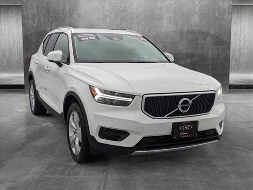 Photo 3 of 25 of 2020 Volvo XC40 T5 Momentum