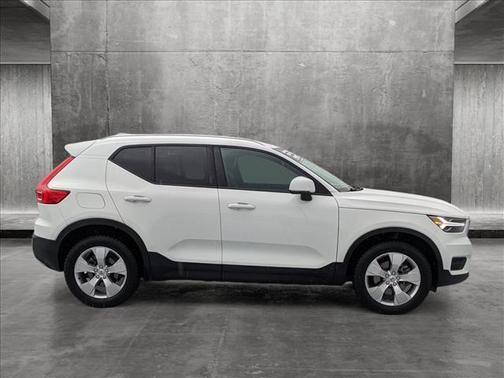 Photo 4 of 25 of 2020 Volvo XC40 T5 Momentum