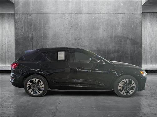 2022 Audi e-tron Premium Plus
