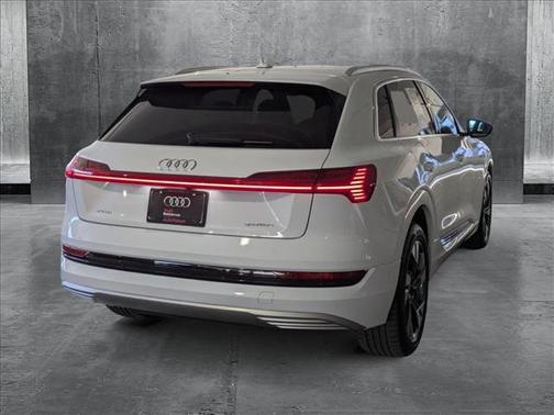 2022 Audi e-tron Premium Plus