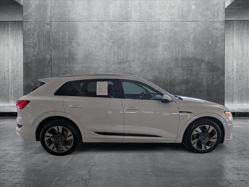 2022 Audi e-tron Premium Plus