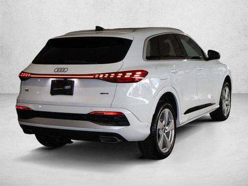 Glacier White Metallic 2025 Audi Q5 Premium Plus TFSI quattro S tronic